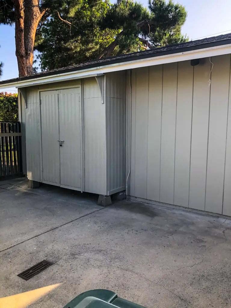 Exterior painting San Gabriel after with freshly painted garage in modern gray finish